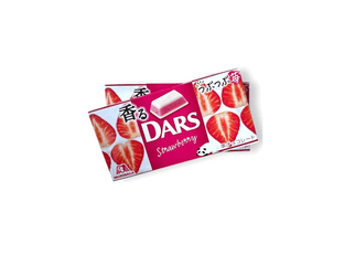 Шоколад Morinaga DARS белый “Ароматная клубника” (12 шт, 46 г)