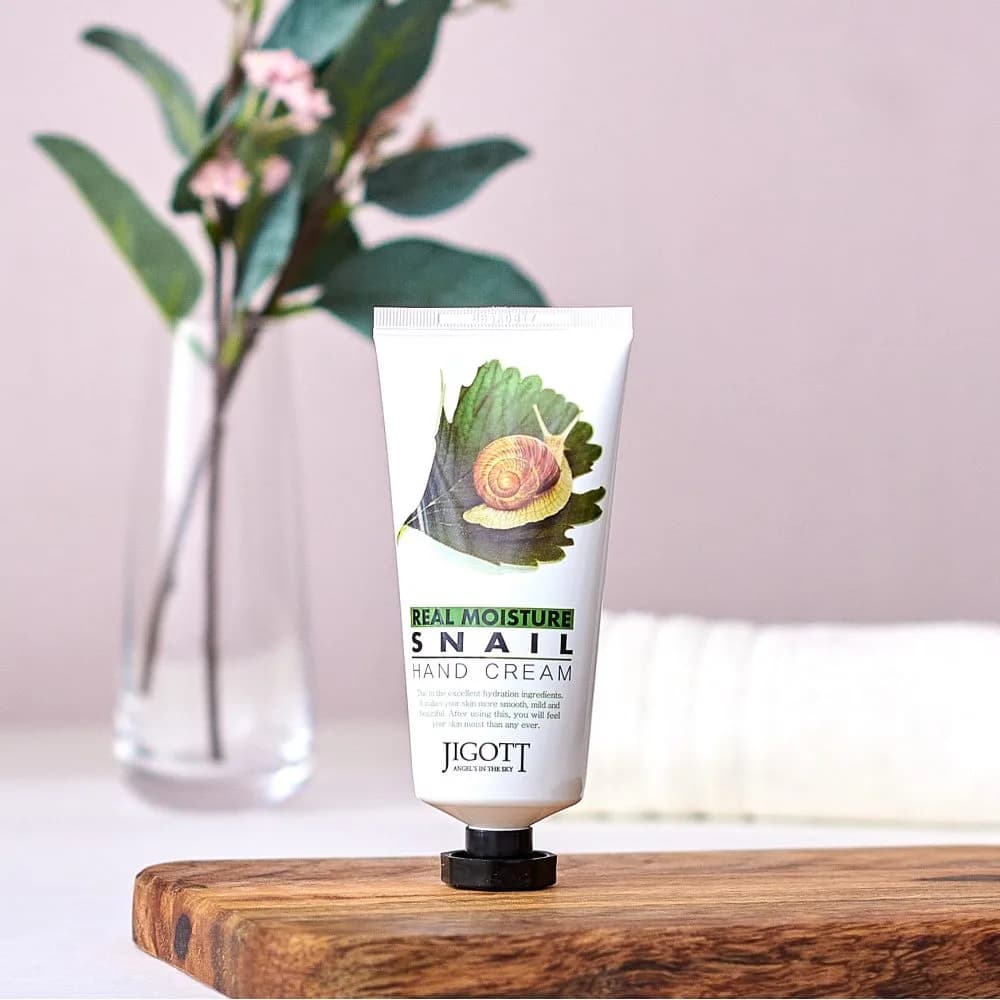 Увлажняющий крем для рук с муцином улитки Jigott Real Moisture Snail Hand Cream